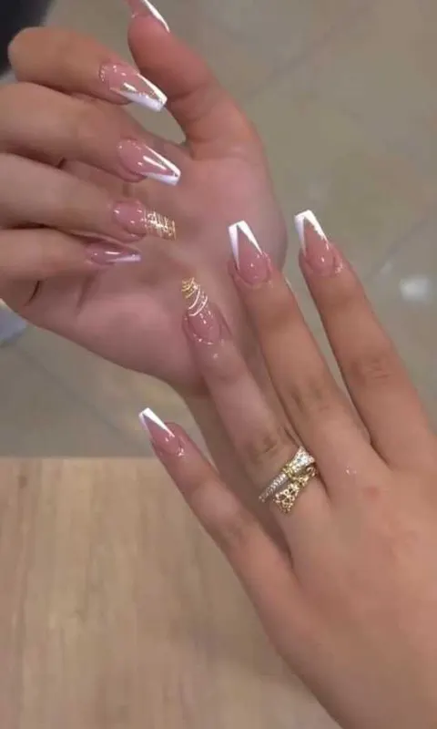 French manucure sur ongles longs avec strass